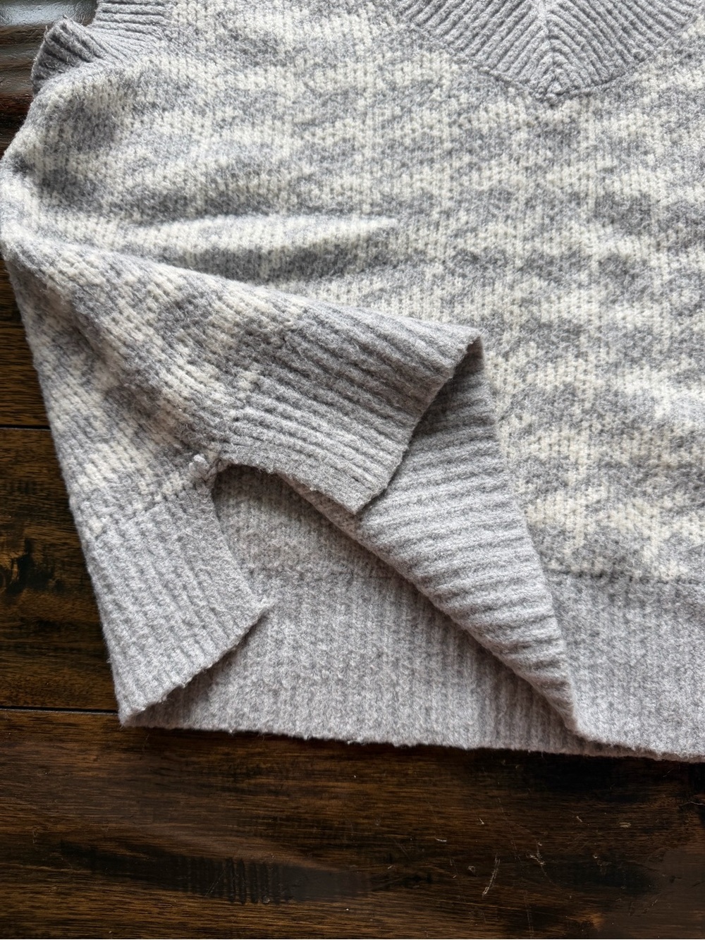 Abercrombie & Fitch Light Gray and White Houndstooth V-Neck Sweater Vest - Picture 5 of 8